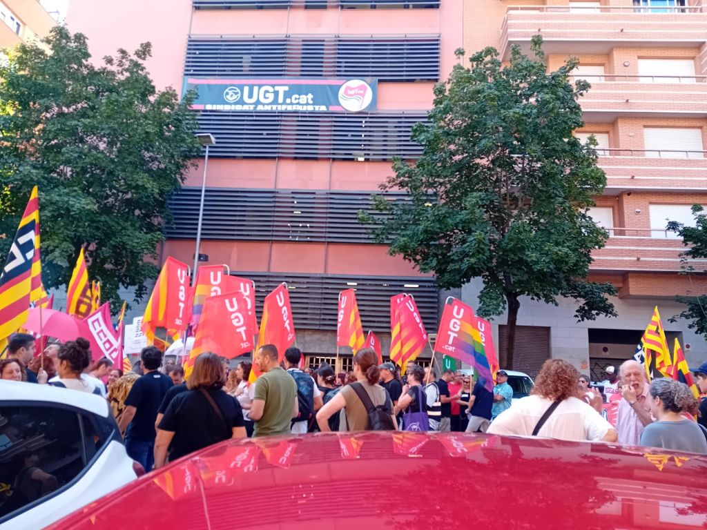 La UGT Comarques Gironines es concentra davant la FOEG per reclamar la reducció de la jornada laboral i el desbloqueig dels convenis col·lectius