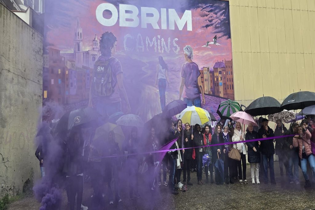 La Secretaria d'Igualtat de la UGT Comarques Gironines impulsa a Girona un mural reivindicatiu pel 8M: “Obrim camins, trenquem barreres”